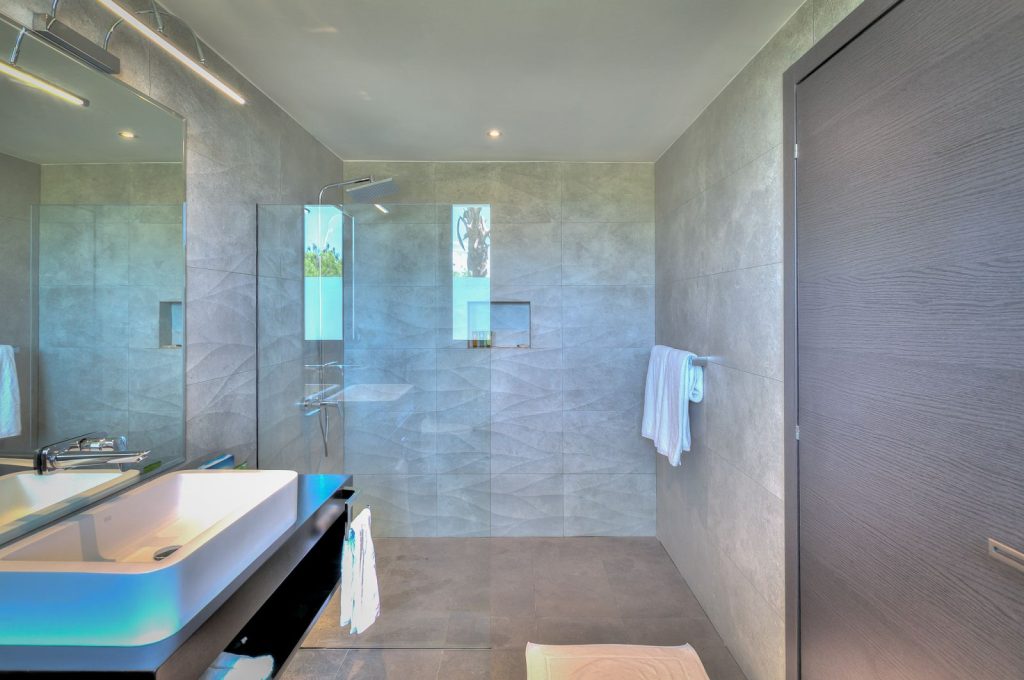 villa-punta-cana-dominican-republic-luxury-pool-golf-resort-yarari-royale-bath-3