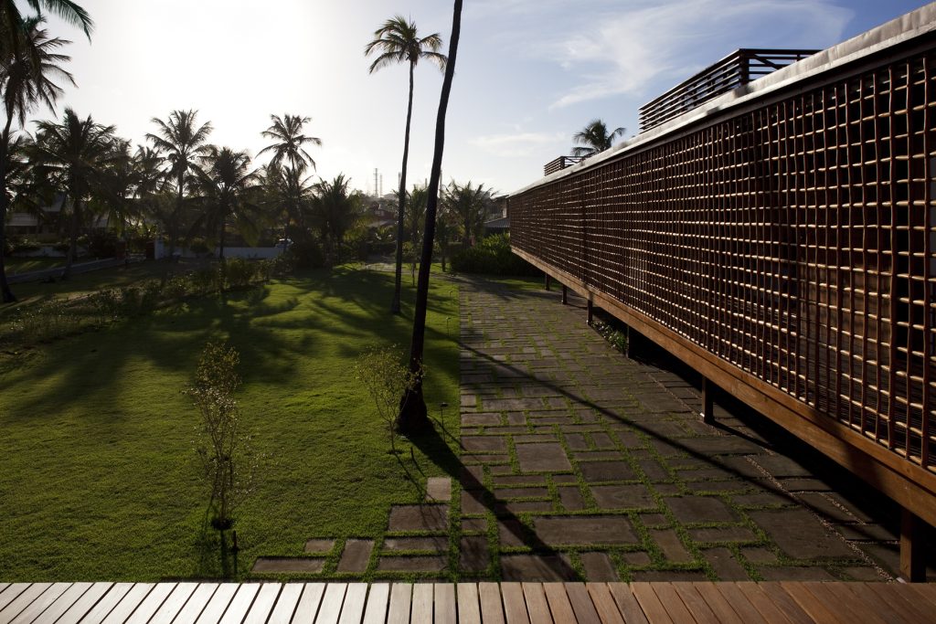 Perspective showing the long elevated and exterior corridor on r