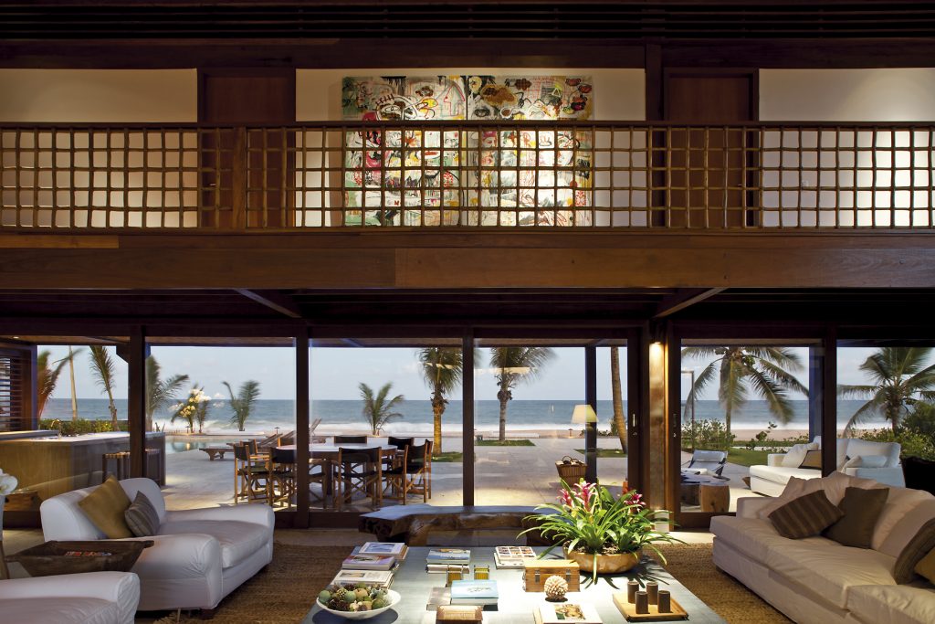 View of the living room and its mezzanine with the beach in the