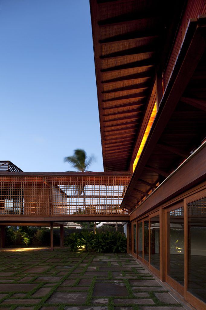 Perspective of the back facade at night