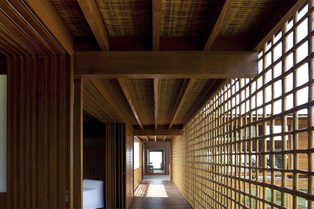 Perspective of the corridor with the bedrooms on left